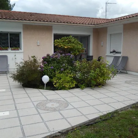 De Guenifey Bed & Breakfast Josse
