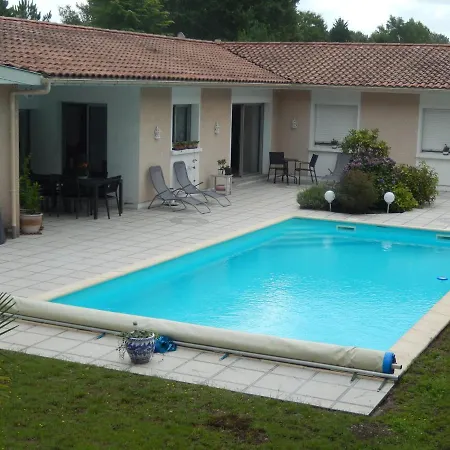 De Guenifey Bed & Breakfast Josse