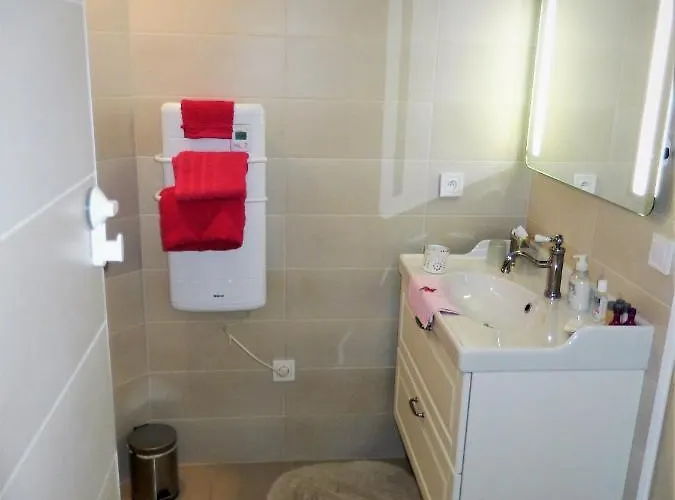 De Guenifey לינה וארוחת בוקר