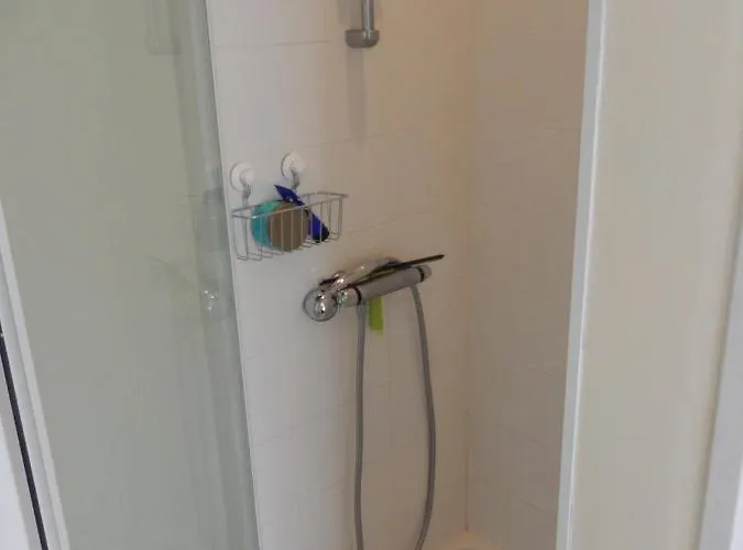 De Guenifey לינה וארוחת בוקר