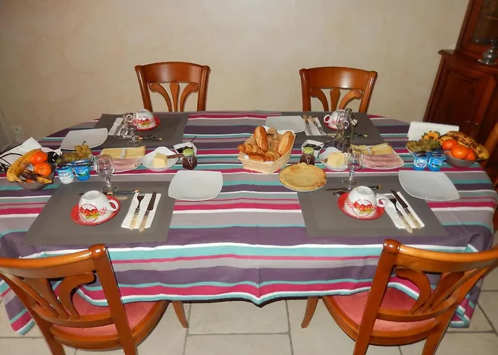 לינה וארוחת בוקר De Guenifey Josse